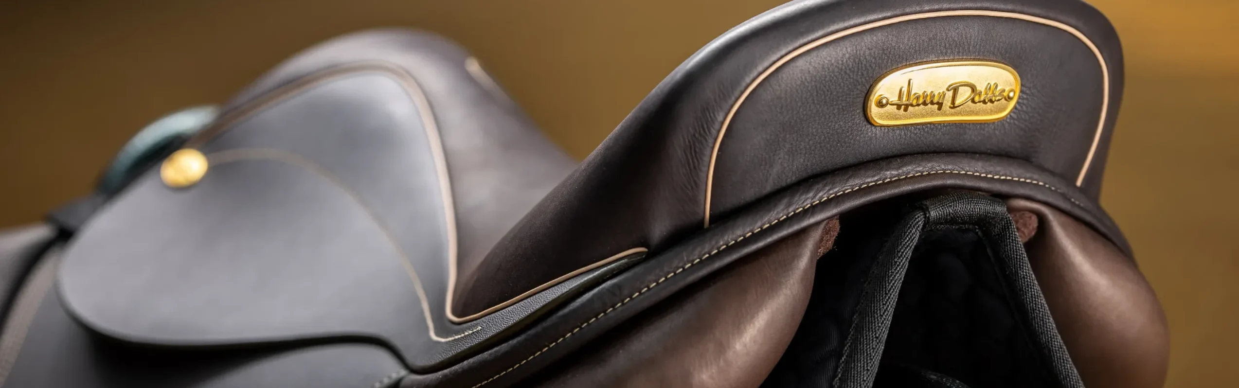 Harry Dabbs; Sättel